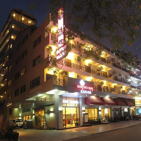 ลุกซ์ ริเวอร์ไซด์ โฮเต็ล แอนด์ อพาร์ตเมนต์ Hotel พนมเปญ ภายนอก รูปภาพ