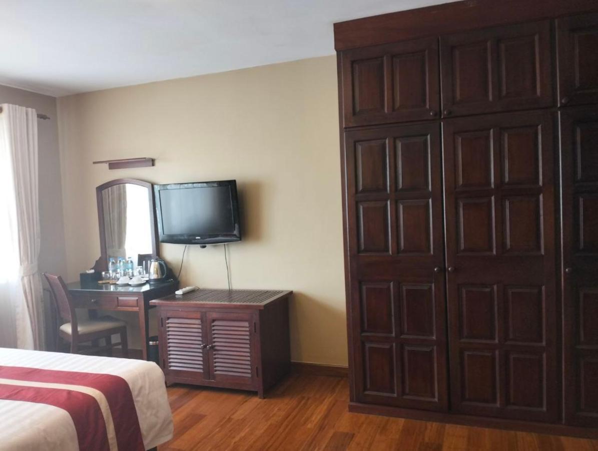 ลุกซ์ ริเวอร์ไซด์ โฮเต็ล แอนด์ อพาร์ตเมนต์ Hotel พนมเปญ ภายนอก รูปภาพ