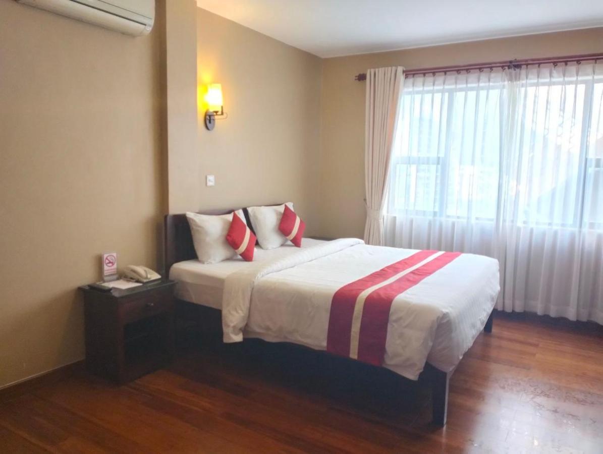 ลุกซ์ ริเวอร์ไซด์ โฮเต็ล แอนด์ อพาร์ตเมนต์ Hotel พนมเปญ ภายนอก รูปภาพ