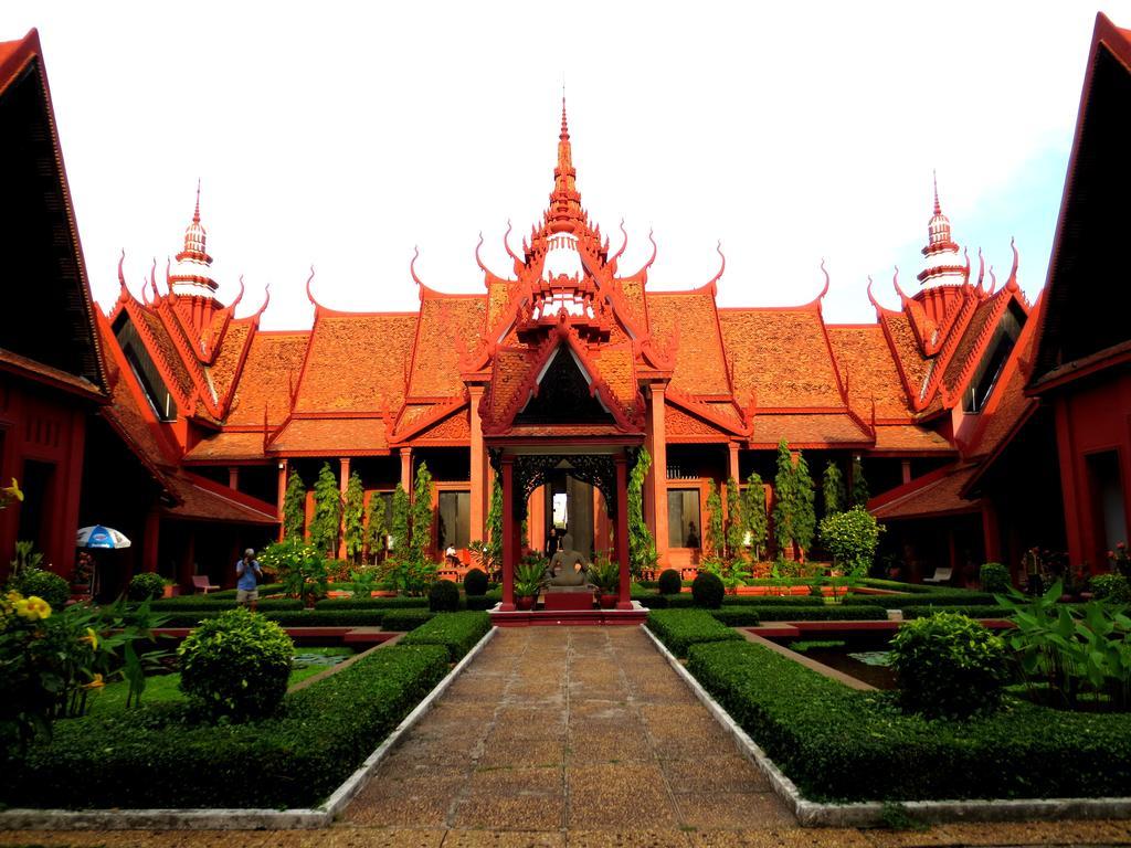 ลุกซ์ ริเวอร์ไซด์ โฮเต็ล แอนด์ อพาร์ตเมนต์ Hotel พนมเปญ ภายนอก รูปภาพ