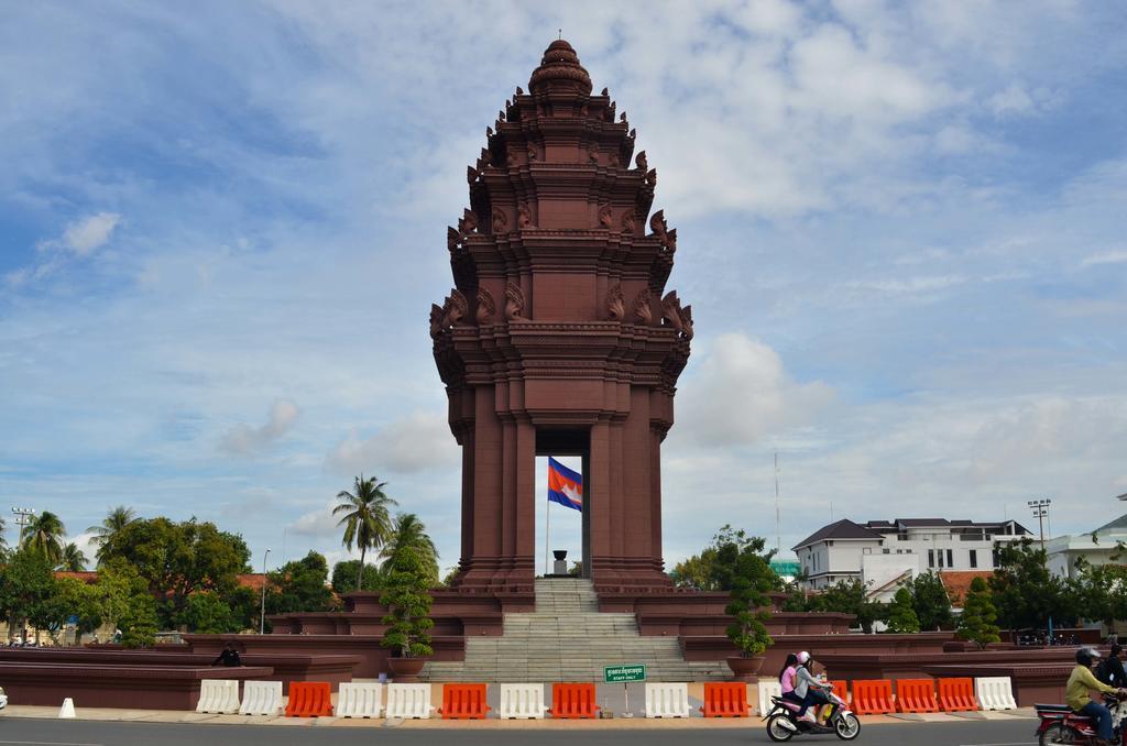 ลุกซ์ ริเวอร์ไซด์ โฮเต็ล แอนด์ อพาร์ตเมนต์ Hotel พนมเปญ ภายนอก รูปภาพ