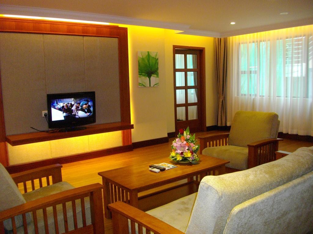 ลุกซ์ ริเวอร์ไซด์ โฮเต็ล แอนด์ อพาร์ตเมนต์ Hotel พนมเปญ ภายนอก รูปภาพ