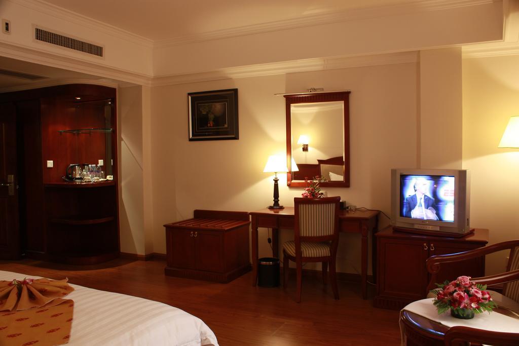 ลุกซ์ ริเวอร์ไซด์ โฮเต็ล แอนด์ อพาร์ตเมนต์ Hotel พนมเปญ ภายนอก รูปภาพ