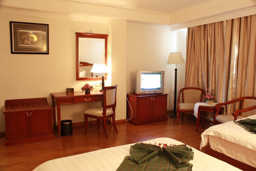 ลุกซ์ ริเวอร์ไซด์ โฮเต็ล แอนด์ อพาร์ตเมนต์ Hotel พนมเปญ ภายนอก รูปภาพ