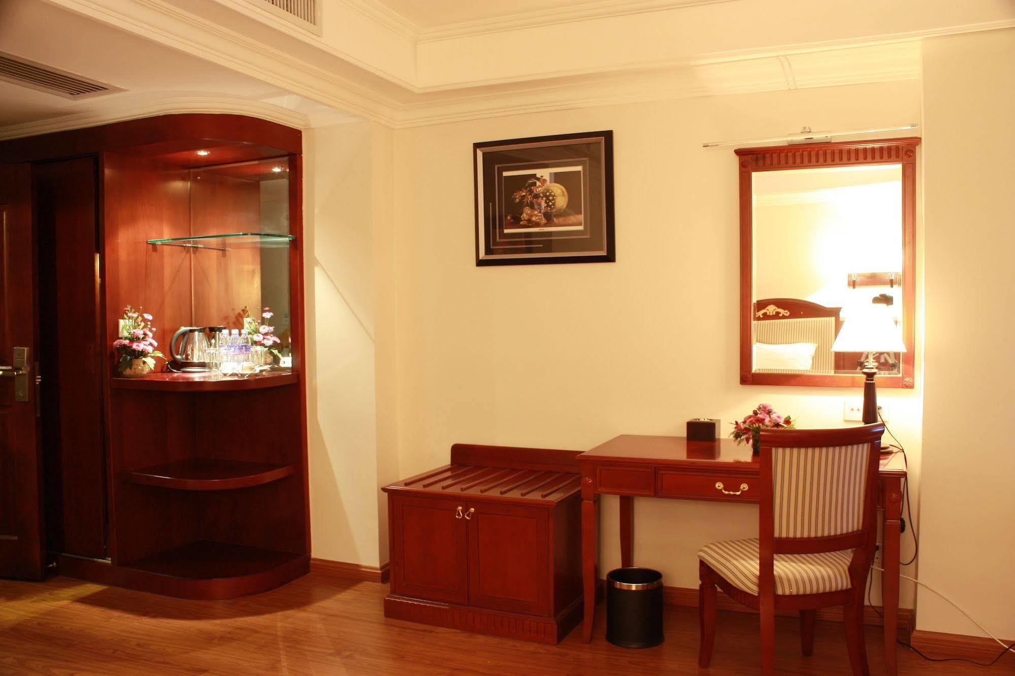 ลุกซ์ ริเวอร์ไซด์ โฮเต็ล แอนด์ อพาร์ตเมนต์ Hotel พนมเปญ ภายนอก รูปภาพ