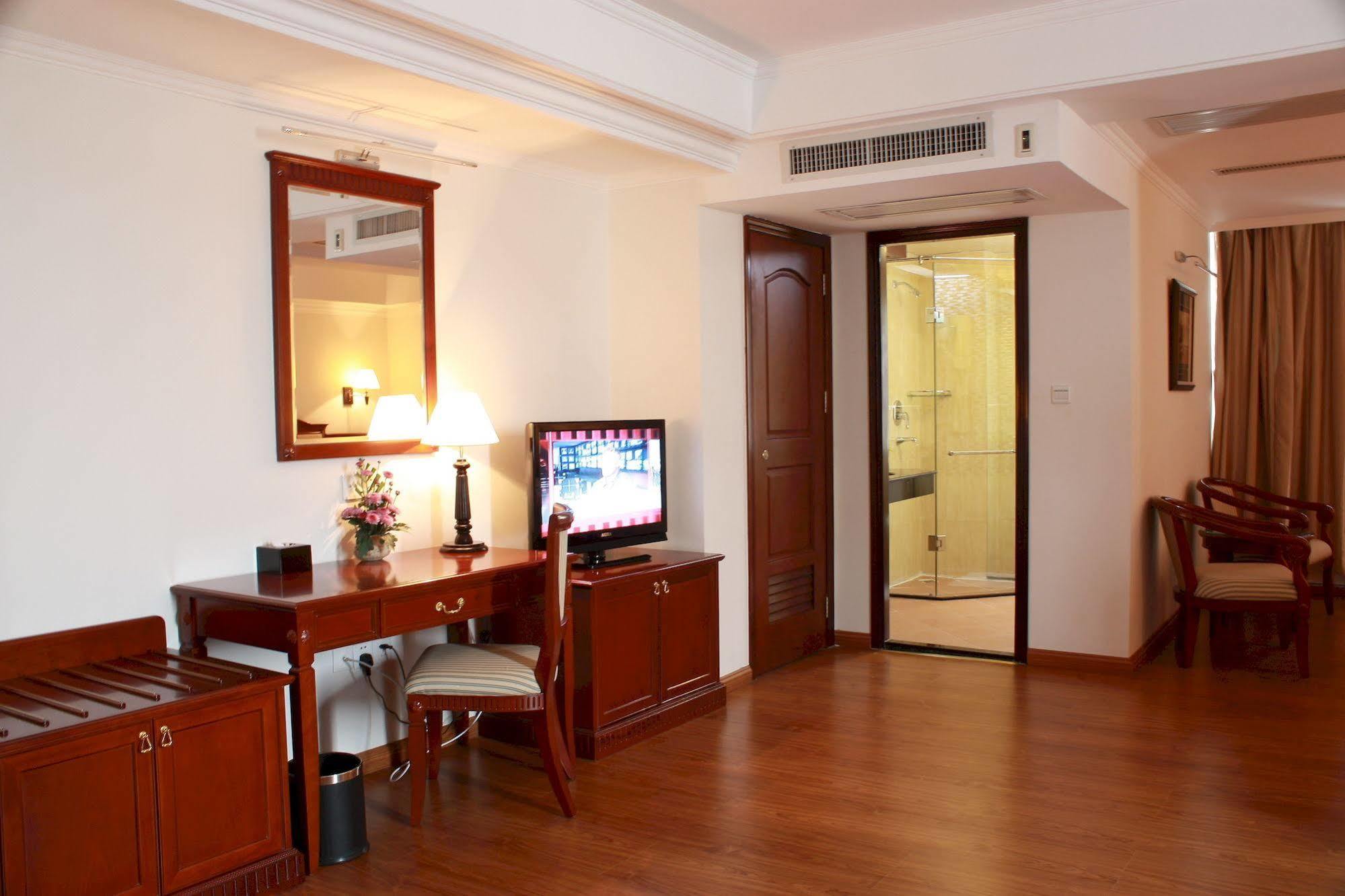 ลุกซ์ ริเวอร์ไซด์ โฮเต็ล แอนด์ อพาร์ตเมนต์ Hotel พนมเปญ ภายนอก รูปภาพ