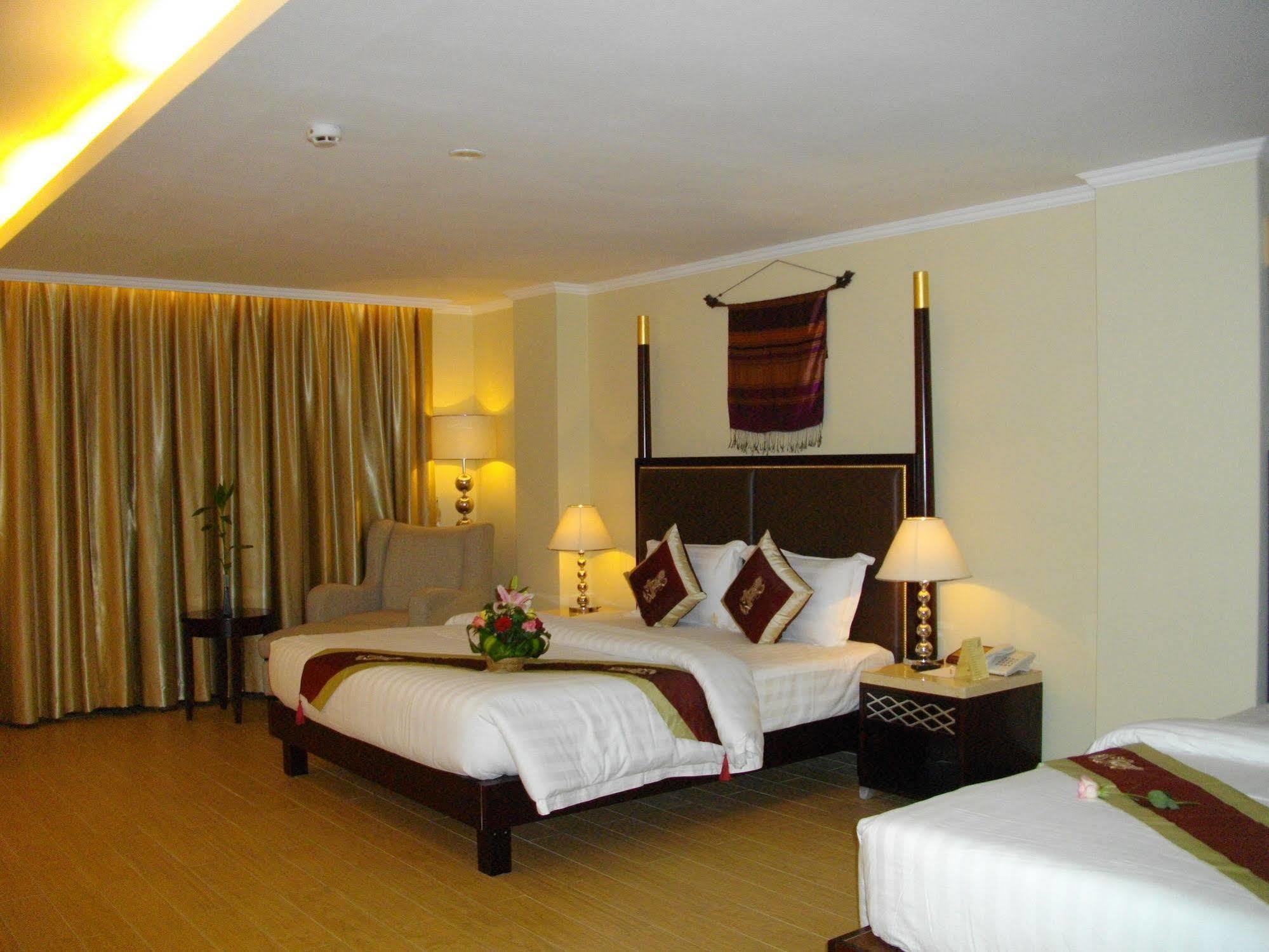 ลุกซ์ ริเวอร์ไซด์ โฮเต็ล แอนด์ อพาร์ตเมนต์ Hotel พนมเปญ ภายนอก รูปภาพ