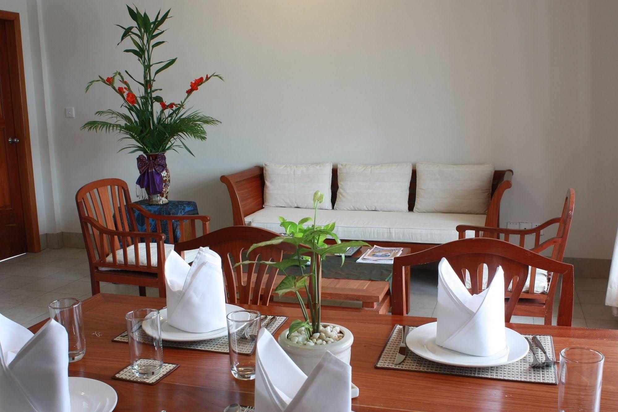 ลุกซ์ ริเวอร์ไซด์ โฮเต็ล แอนด์ อพาร์ตเมนต์ Hotel พนมเปญ ภายนอก รูปภาพ