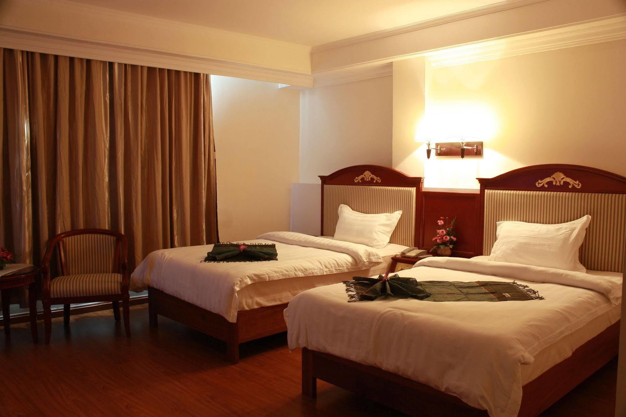 ลุกซ์ ริเวอร์ไซด์ โฮเต็ล แอนด์ อพาร์ตเมนต์ Hotel พนมเปญ ภายนอก รูปภาพ