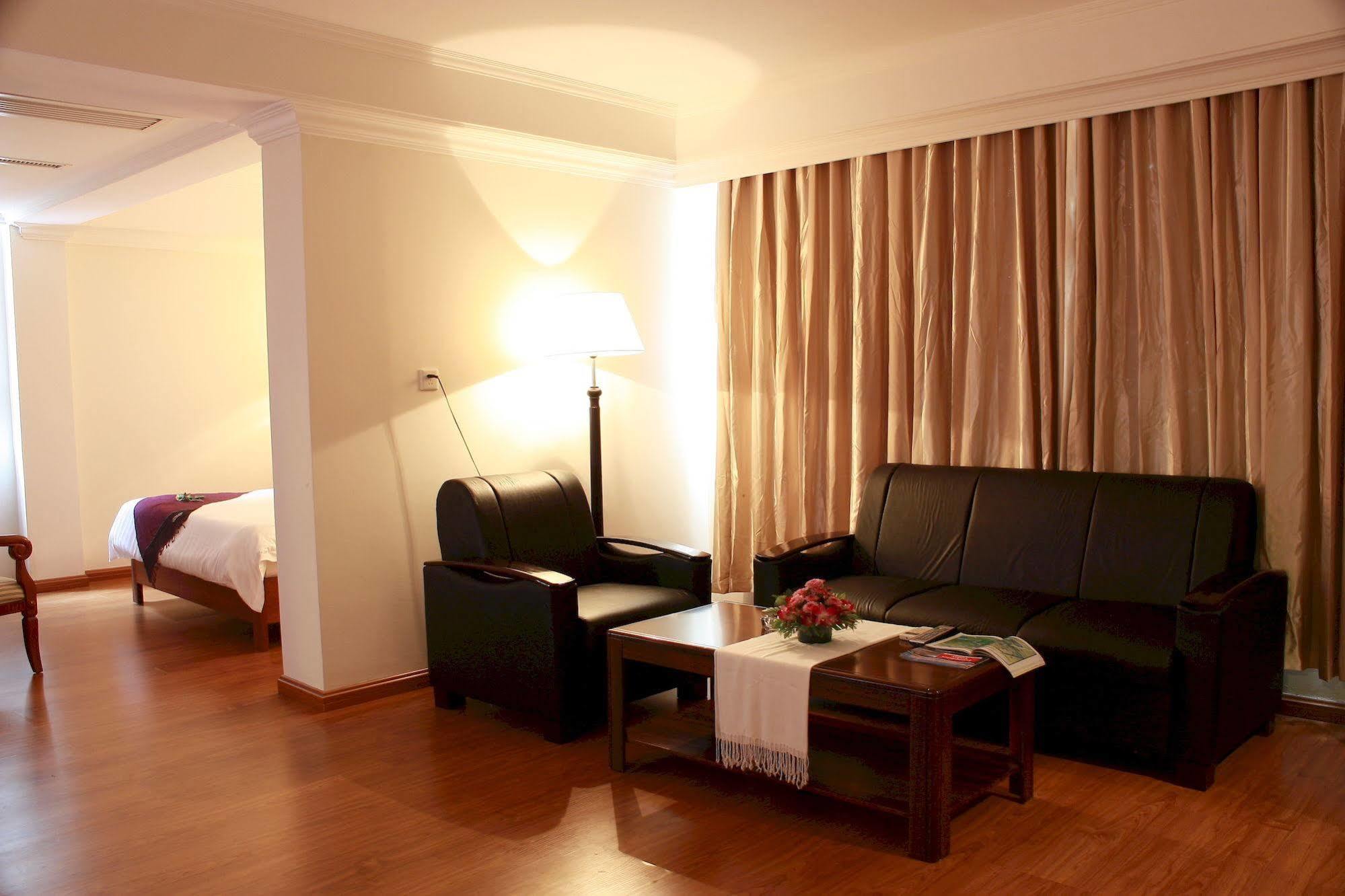 ลุกซ์ ริเวอร์ไซด์ โฮเต็ล แอนด์ อพาร์ตเมนต์ Hotel พนมเปญ ภายนอก รูปภาพ