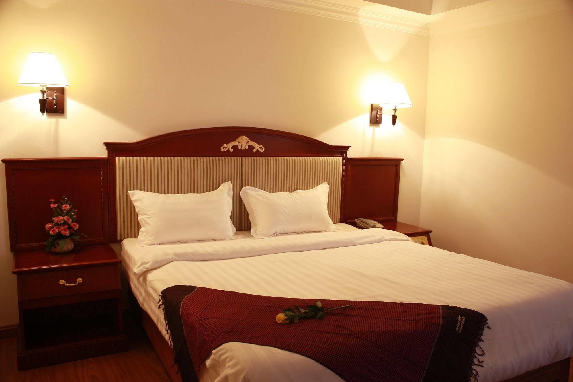 ลุกซ์ ริเวอร์ไซด์ โฮเต็ล แอนด์ อพาร์ตเมนต์ Hotel พนมเปญ ภายนอก รูปภาพ