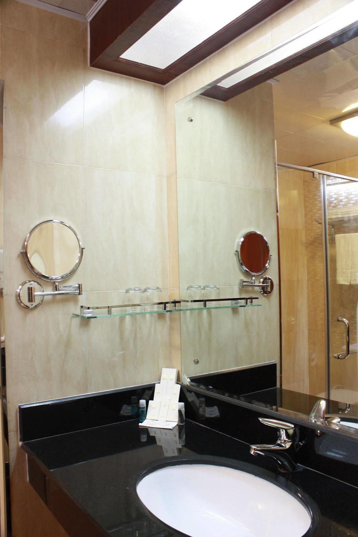 ลุกซ์ ริเวอร์ไซด์ โฮเต็ล แอนด์ อพาร์ตเมนต์ Hotel พนมเปญ ภายนอก รูปภาพ
