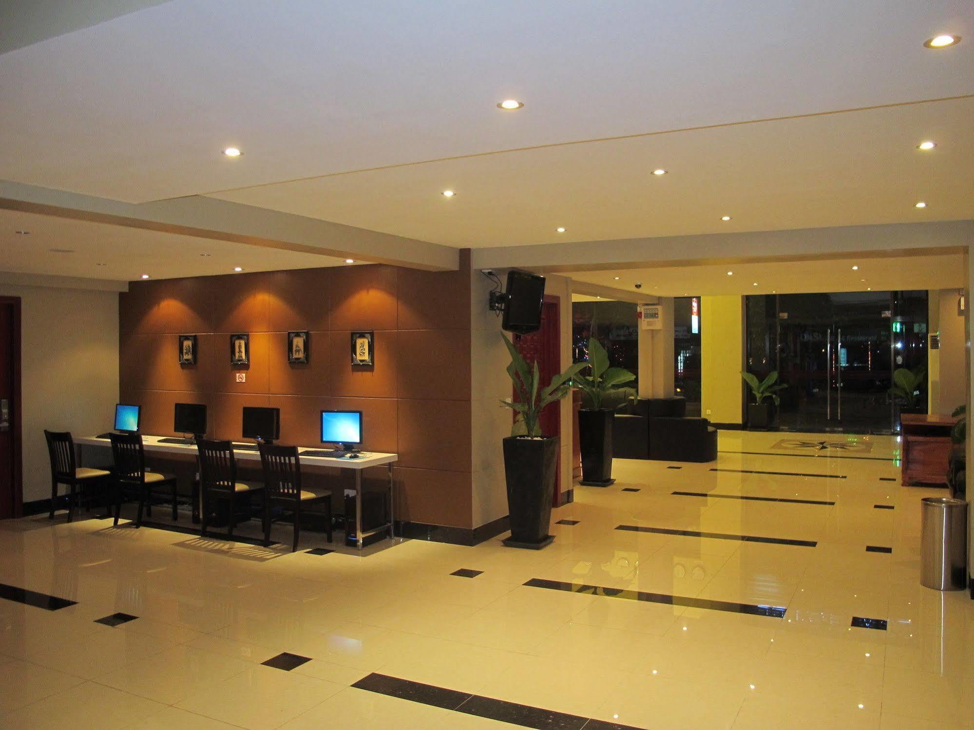 ลุกซ์ ริเวอร์ไซด์ โฮเต็ล แอนด์ อพาร์ตเมนต์ Hotel พนมเปญ ภายนอก รูปภาพ