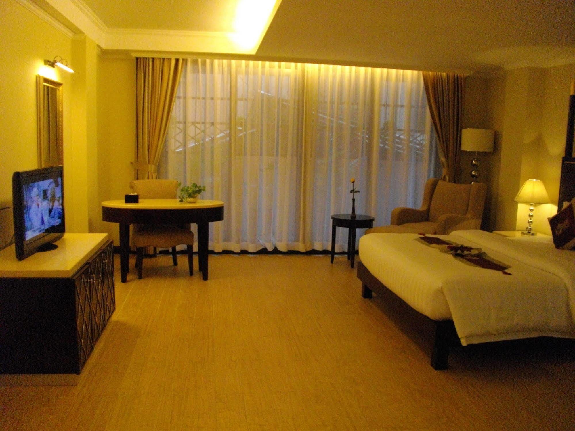 ลุกซ์ ริเวอร์ไซด์ โฮเต็ล แอนด์ อพาร์ตเมนต์ Hotel พนมเปญ ภายนอก รูปภาพ