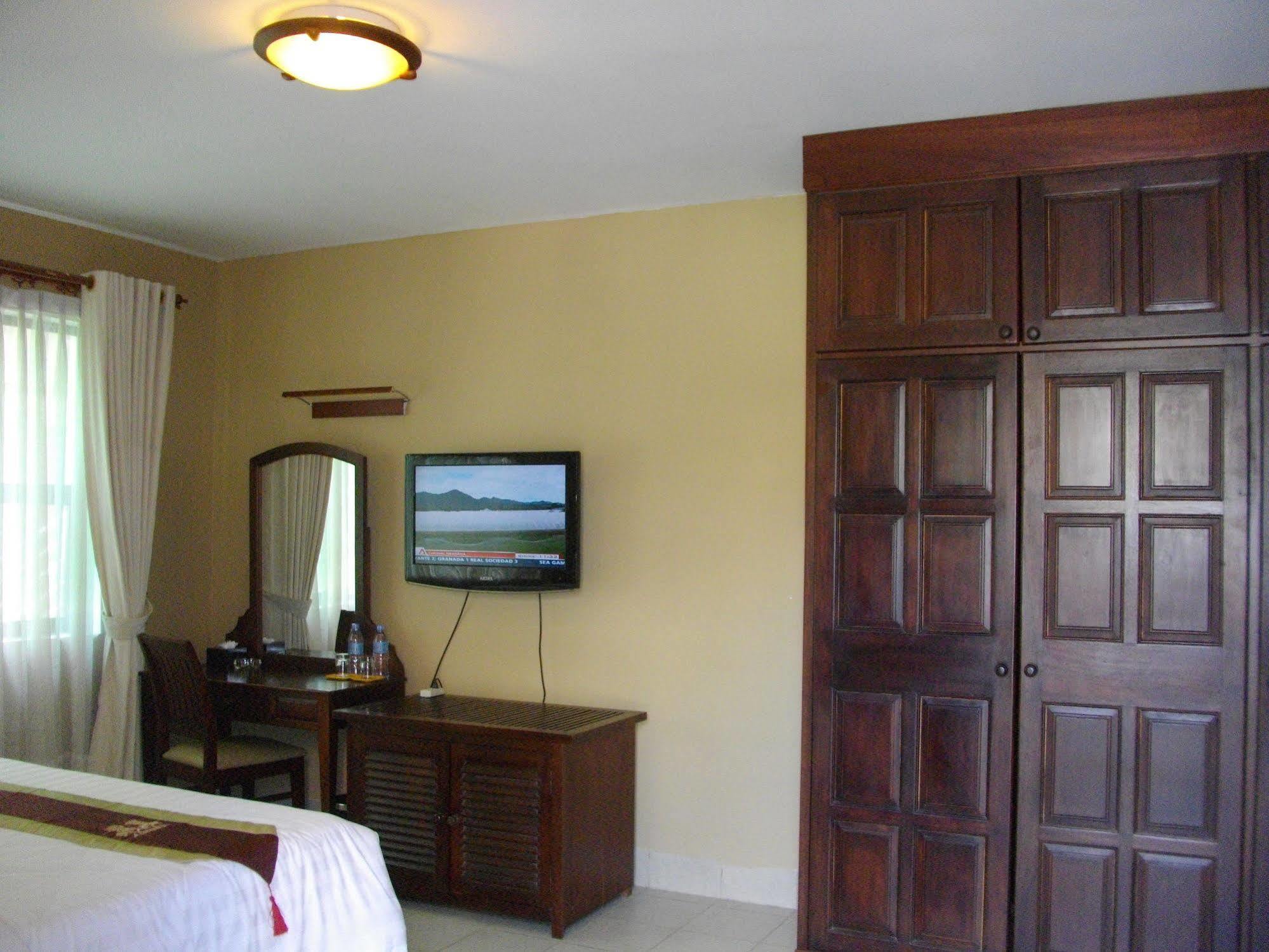 ลุกซ์ ริเวอร์ไซด์ โฮเต็ล แอนด์ อพาร์ตเมนต์ Hotel พนมเปญ ภายนอก รูปภาพ