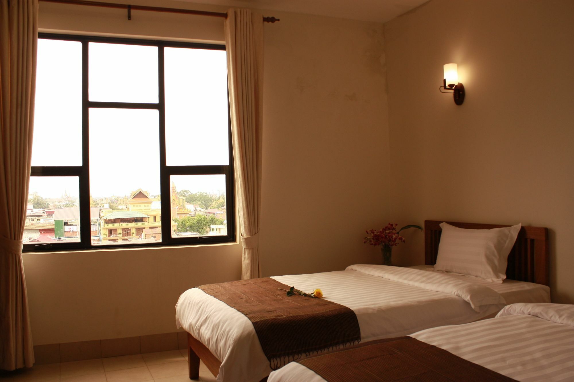ลุกซ์ ริเวอร์ไซด์ โฮเต็ล แอนด์ อพาร์ตเมนต์ Hotel พนมเปญ ภายนอก รูปภาพ
