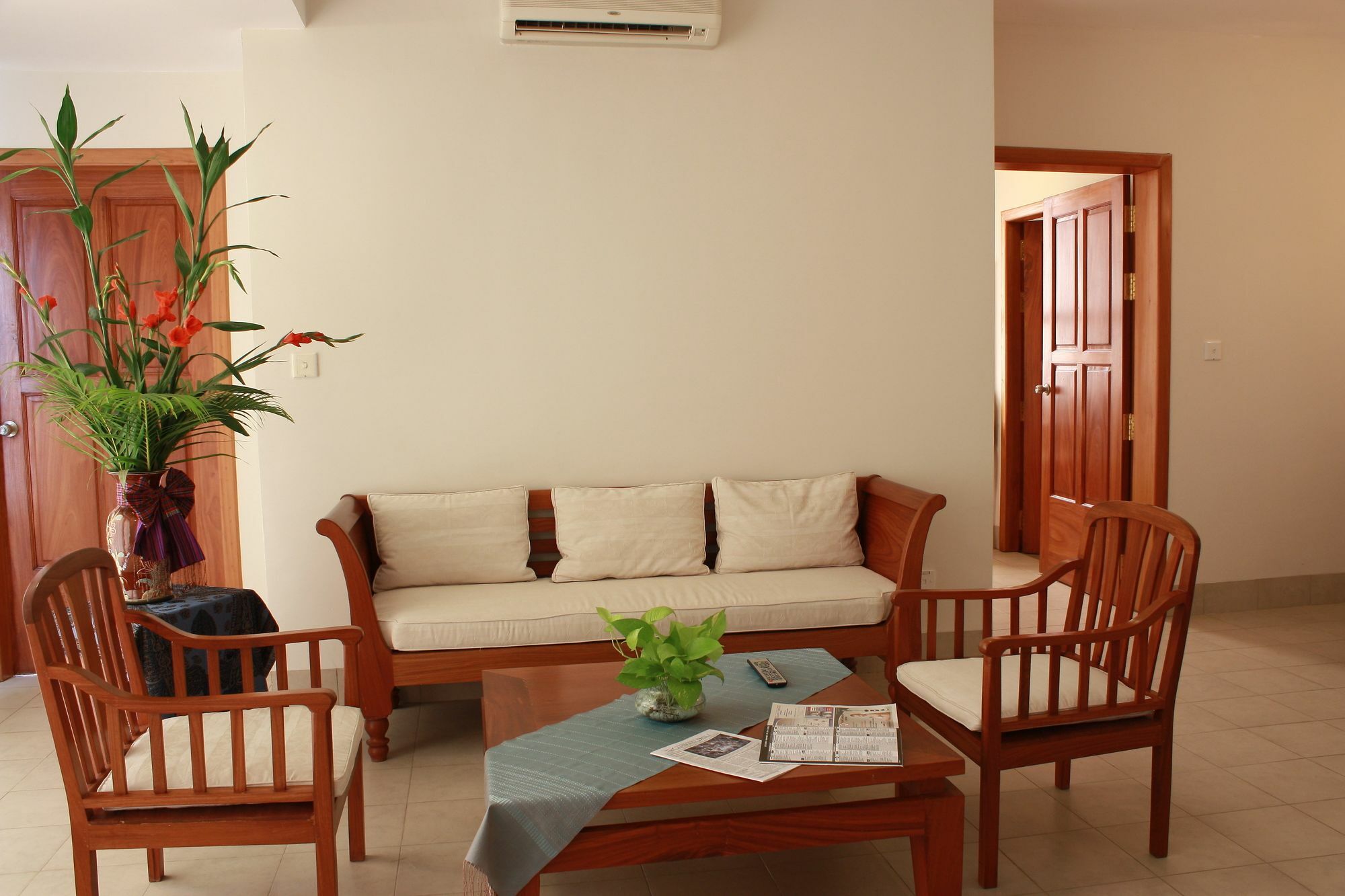 ลุกซ์ ริเวอร์ไซด์ โฮเต็ล แอนด์ อพาร์ตเมนต์ Hotel พนมเปญ ภายนอก รูปภาพ