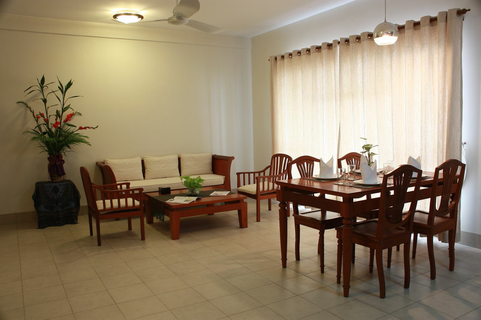 ลุกซ์ ริเวอร์ไซด์ โฮเต็ล แอนด์ อพาร์ตเมนต์ Hotel พนมเปญ ภายนอก รูปภาพ