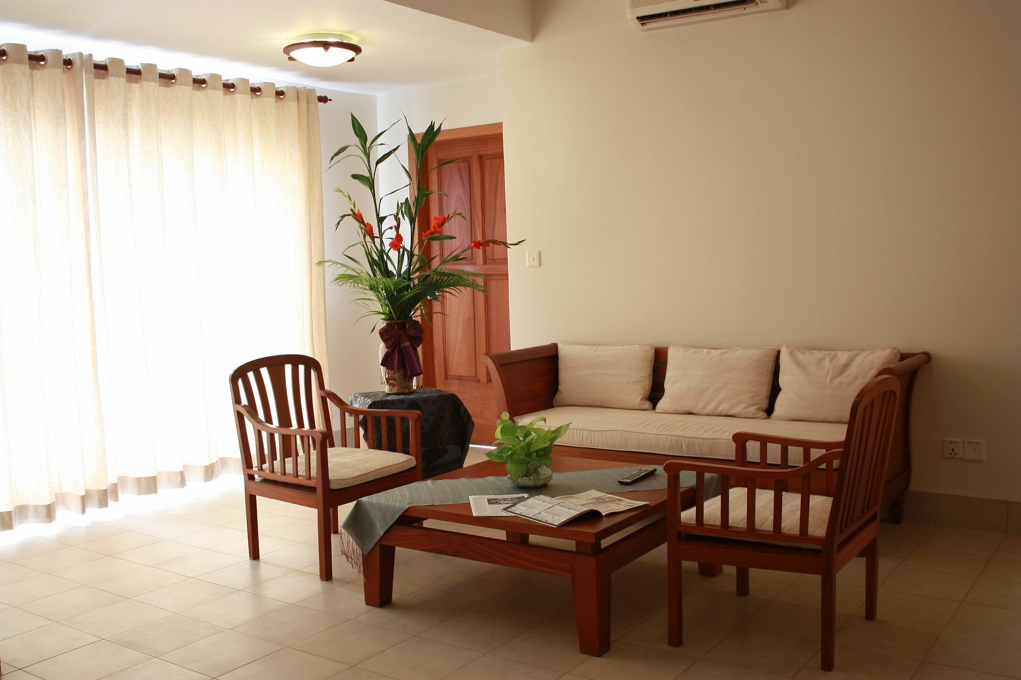ลุกซ์ ริเวอร์ไซด์ โฮเต็ล แอนด์ อพาร์ตเมนต์ Hotel พนมเปญ ภายนอก รูปภาพ